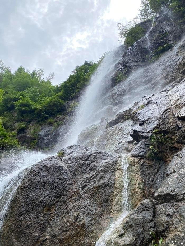 老太太下了出租车就跳河,司机紧急救助